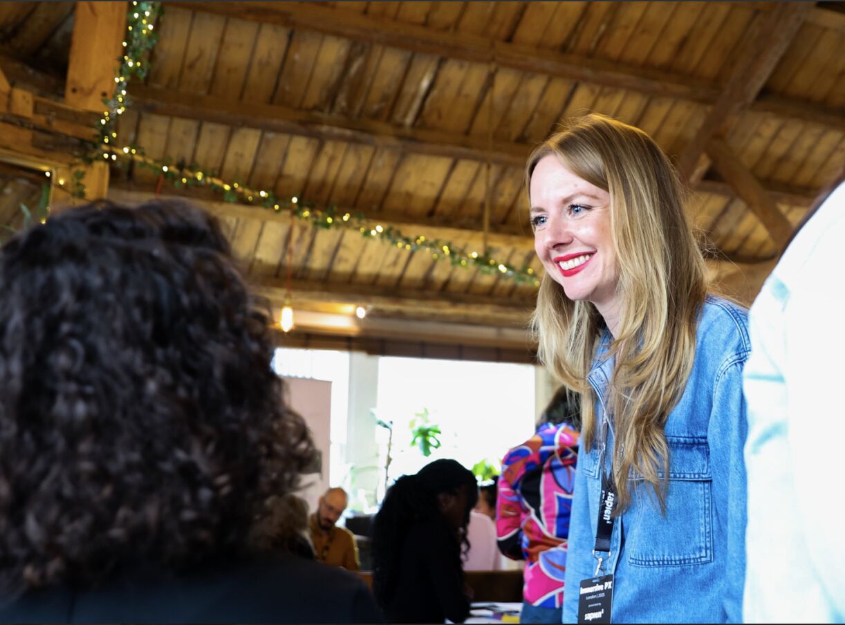 Alicia in conversation at a session